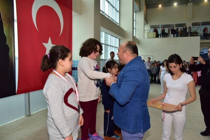 Osmaniye’de öğrenciler okulları için kulaç attı