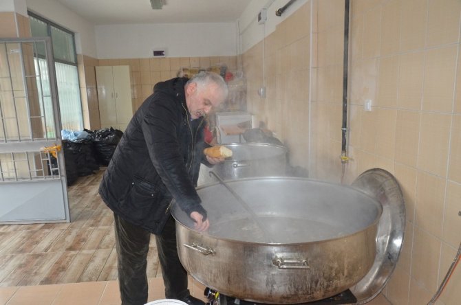 Sokak köpekleri için aşevi açtı