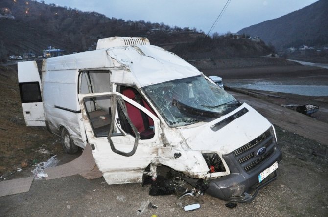 Tunceli’de minibüs trafoya çarptı: 2 yaralı