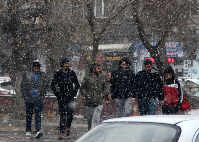 Ardahan’da sürpriz kar yağışı
