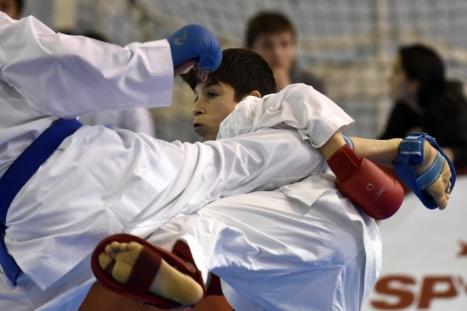 Okullararası Gençler Karate müsabakaları Gümüşhane’de başladı