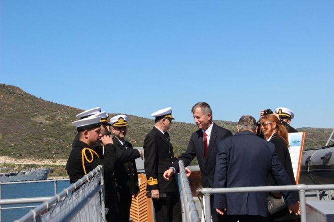Foça Deniz Üs Komutanlığına ziyaretçi akını