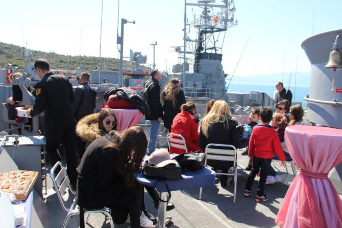 Foça Deniz Üs Komutanlığına ziyaretçi akını