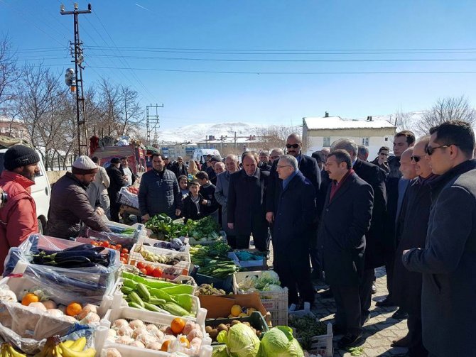 Bakan Ağbal, Bayburt’ta halk pazarını ziyaret etti