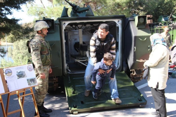 Foça Deniz Üs Komutanlığına ziyaretçi akını