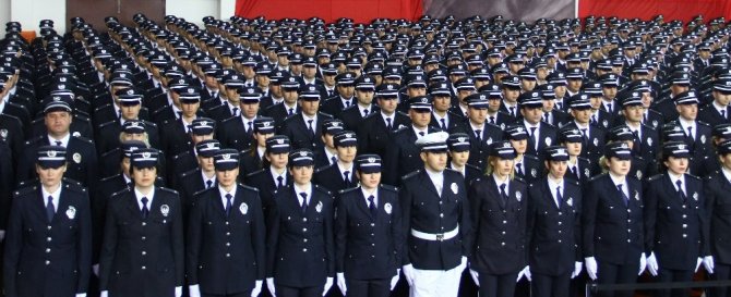 Eğitimlerini tamamlayan 976 polis, komiser yardımcısı rütbesiyle mezun oldu