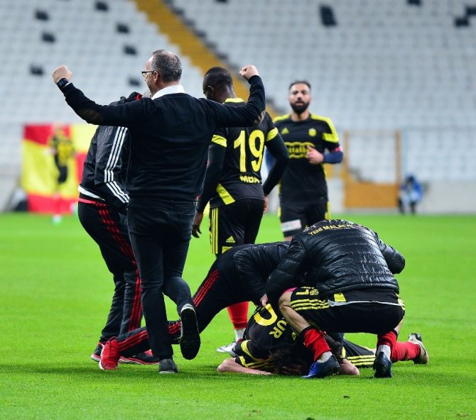 Evkur Yeni Malatyaspor 31 yıllık tarihinin en büyük başarısına oldukça yakın
