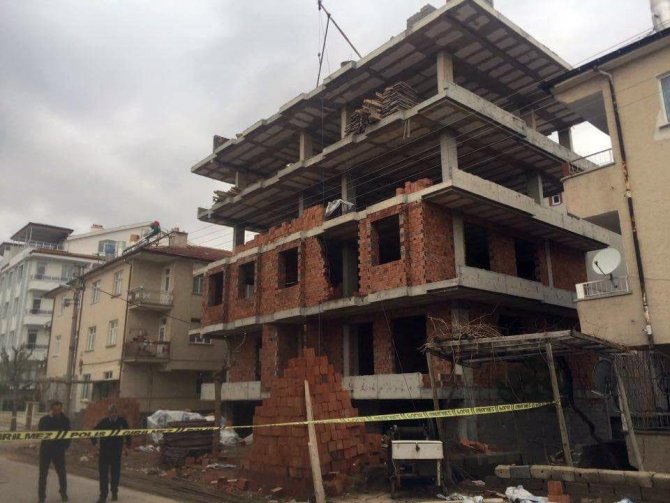 4. kattan düşen inşaat işçisi öldü