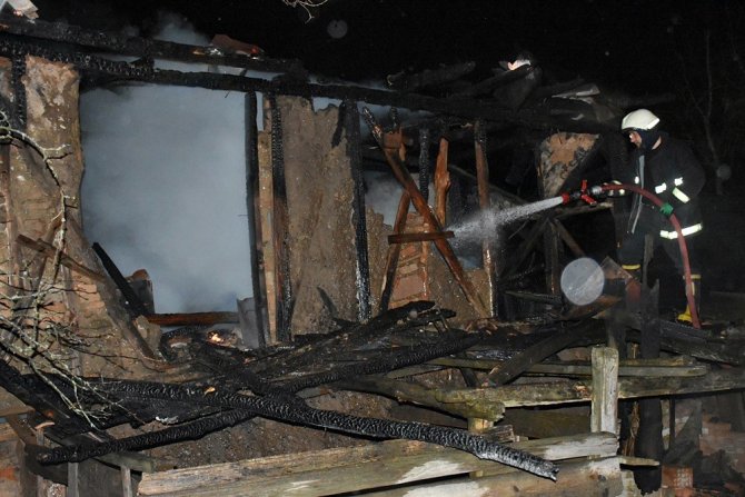 Tosya’da iki katlı bağ evi tamamen yandı