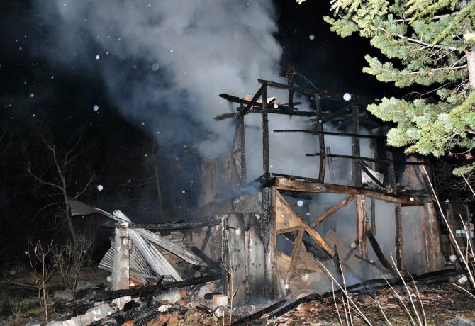 Tosya’da iki katlı bağ evi tamamen yandı