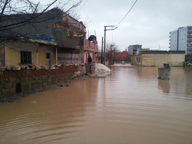 Kurtalan’da selden dolayı 28 evi su bastı