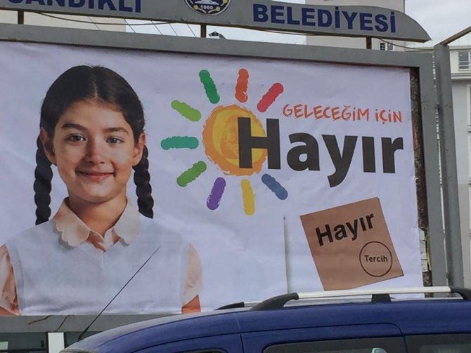 Sandıklı’da CHP’nin referandum afişlerine saldırı
