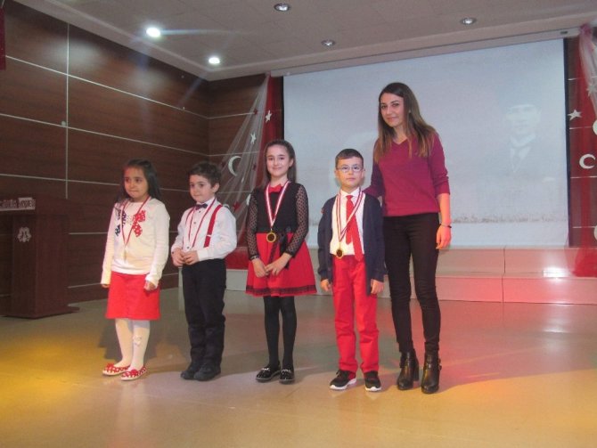 Çözüm Kolejinde "Güzel İstiklal Marşı okuma" yarışması.
