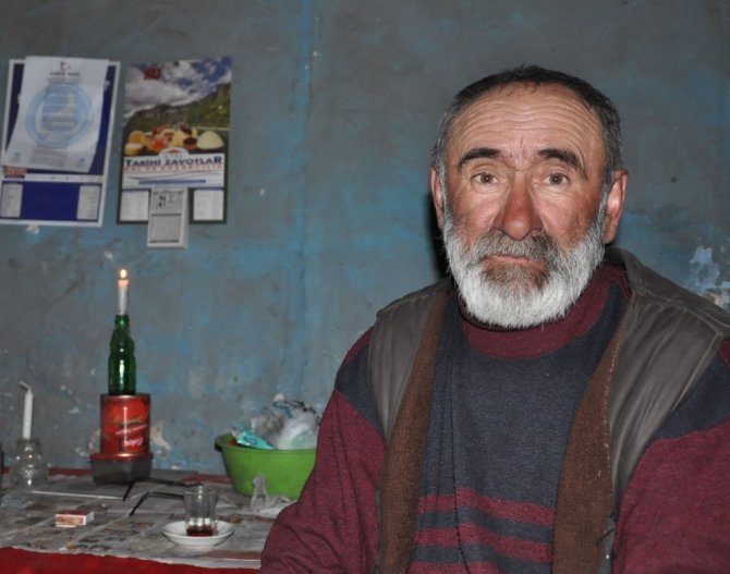 Kars’ta kalp hastası yaşlı adam mum ışığında yaşam mücadelesi veriyor
