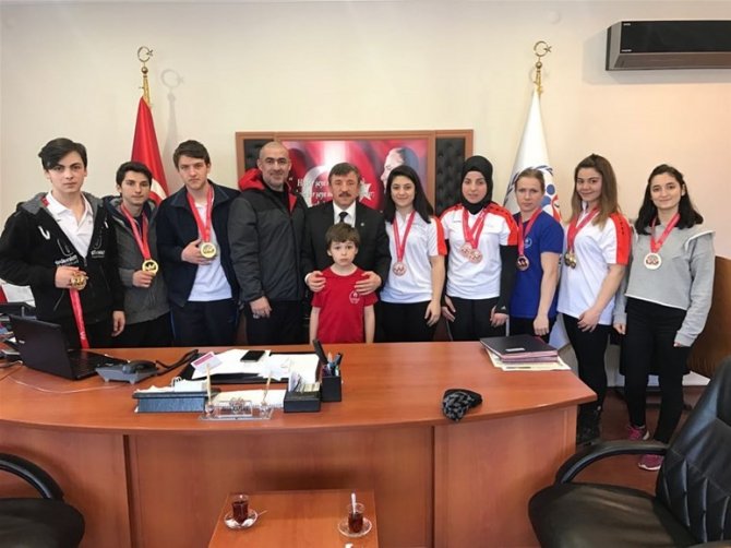 Yalovalı bilek güreşçileri Antalya’dan 26 madalya ile döndü