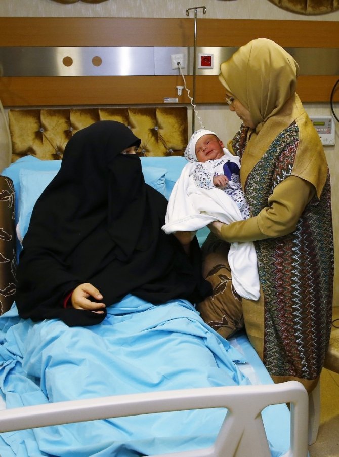 Emine Erdoğan, 15 Temmuz şehidinin doğum yapan eşini hastanede ziyaret etti