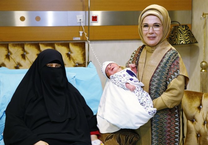 Emine Erdoğan, 15 Temmuz şehidinin doğum yapan eşini hastanede ziyaret etti