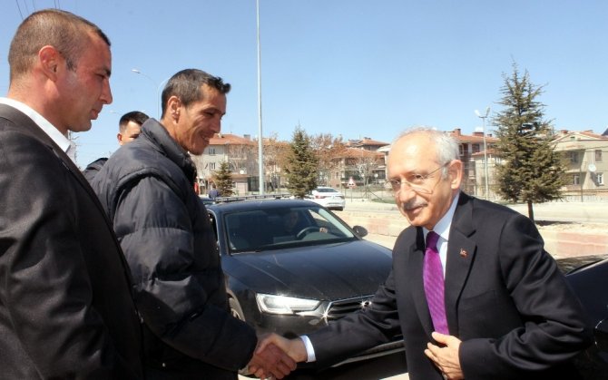 CHP lideri Kılıçdaroğlu, Afyonkarahisar’da şehit ailelerini ziyaret etti