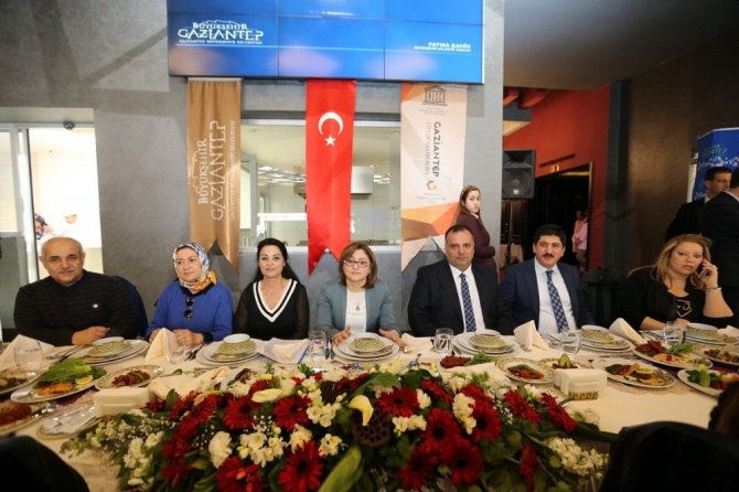 Gaziantep Büyükşehir Belediye Başkanı Fatma Şahin turizm ve seyahat acenteleriyle bir araya geldi