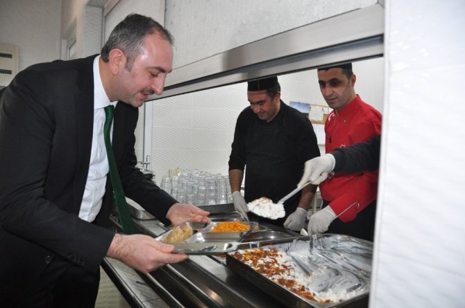 Ak Parti Genel Sekreteri Abdülhamit Gül halı fabrikasında işçilerle öğle yemeği yedi