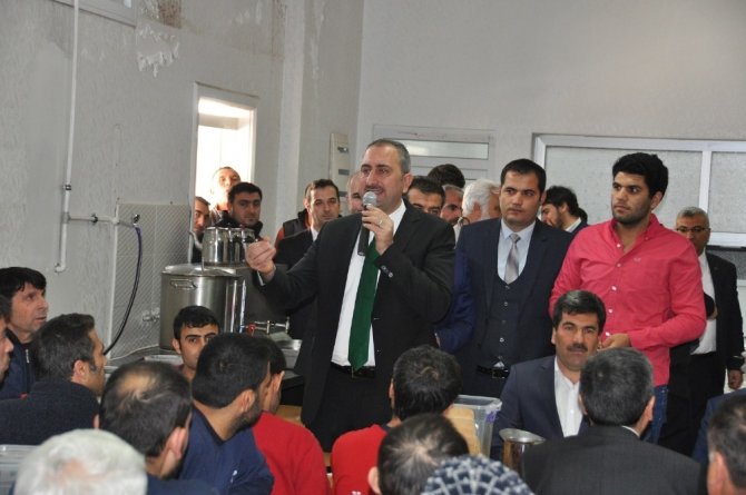 Ak Parti Genel Sekreteri Abdülhamit Gül halı fabrikasında işçilerle öğle yemeği yedi