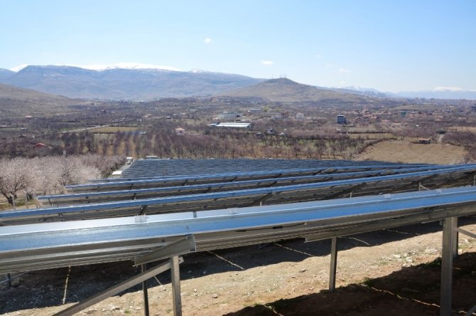 Kayısı bahçeleri güneş enerji tarlaları için kiraya veriliyor