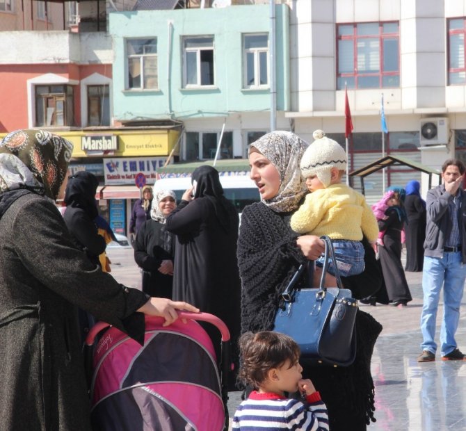 Suriyeliler 100 TL’lik bankamatik kartı için banka önünde uzun kuyruklar oluşturdu