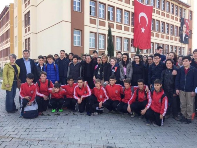Ayvalık Mehmet Akif Ersoy Ortaokulu BŞB Mahalle Ligi ikincisi oldu