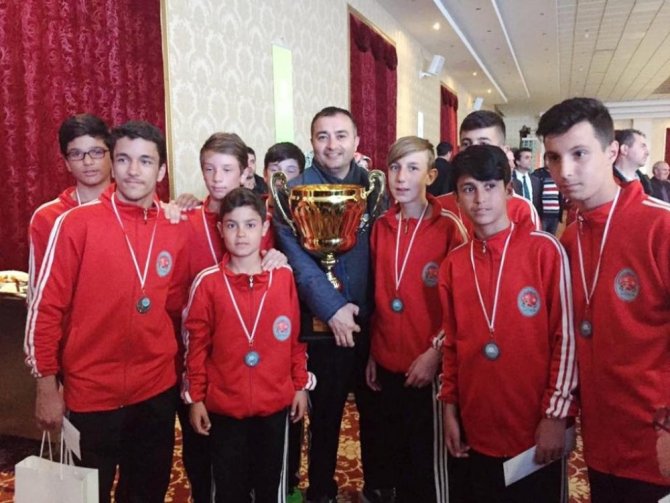 Ayvalık Mehmet Akif Ersoy Ortaokulu BŞB Mahalle Ligi ikincisi oldu