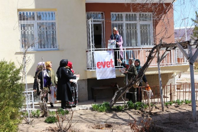 AK Parti Konya Kadın Kolları ev ev gezerek referandum için destek istiyor