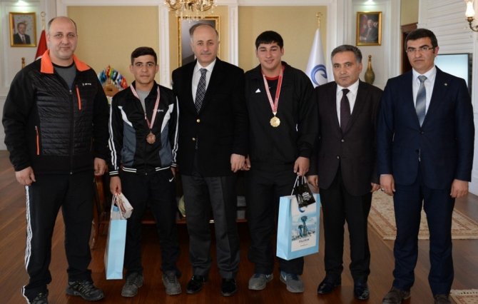Şampiyon sporcular Vali Azizoğlu’nu ziyaret etti