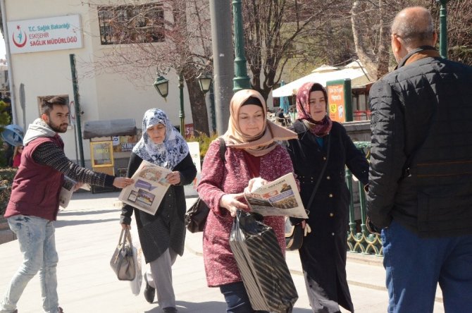 Ak Parti Gençlik Kolları öğrencileri Evet Gazetesi dağıttı