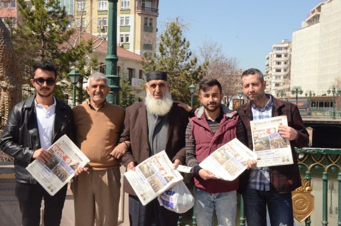 Ak Parti Gençlik Kolları öğrencileri Evet Gazetesi dağıttı