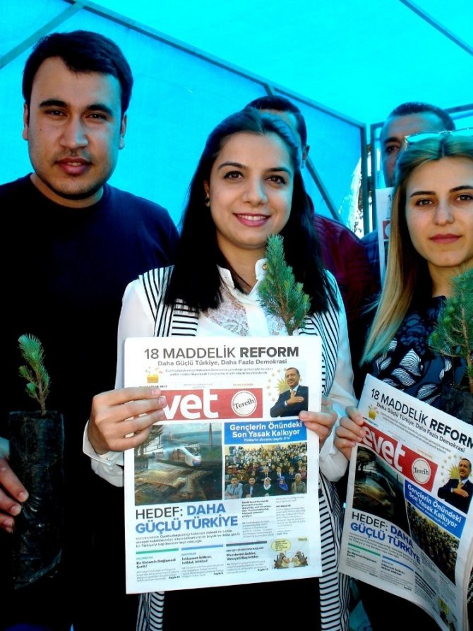 AK Parti’li kadınlar hem fidan dağıttı hem broşür