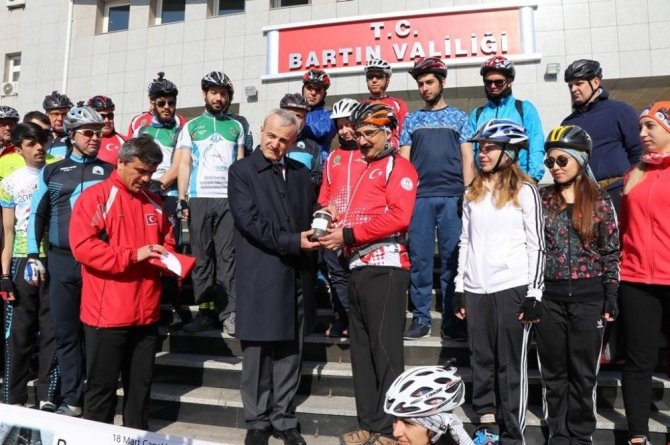 30 bisikletli Çanakkale Şehitleri için yola çıktı