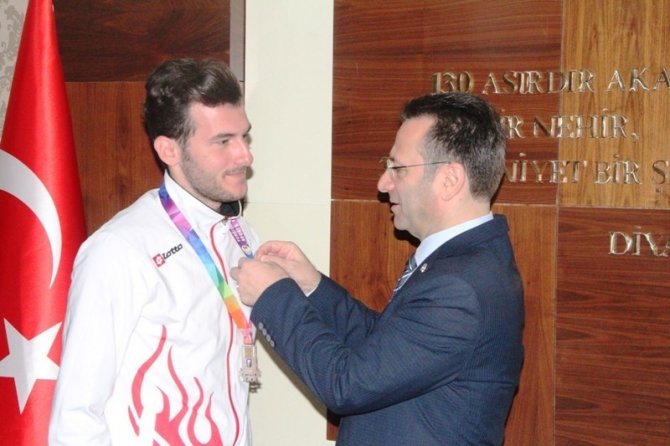 Diyarbakır Valisi Aksoy’dan başarılı sporculara ödül