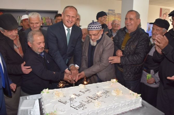 Başkan Keleş yaşlılarla pasta kesti