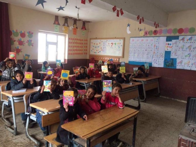 Vanlı Ortaokul öğrencilerinin kitap sevinci