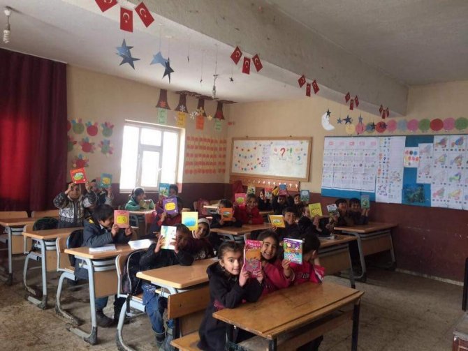 Vanlı Ortaokul öğrencilerinin kitap sevinci