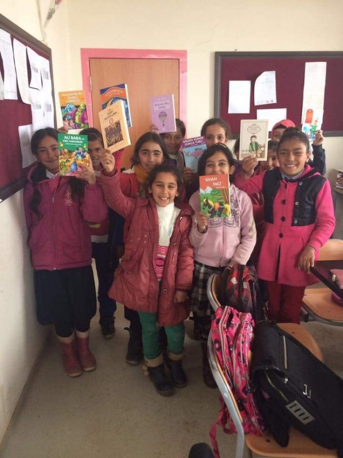 Vanlı Ortaokul öğrencilerinin kitap sevinci