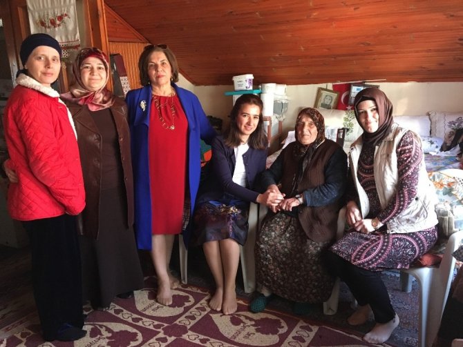 Kadın Meclisi üyeleri, yaşlı kadını evinde ziyaret etti