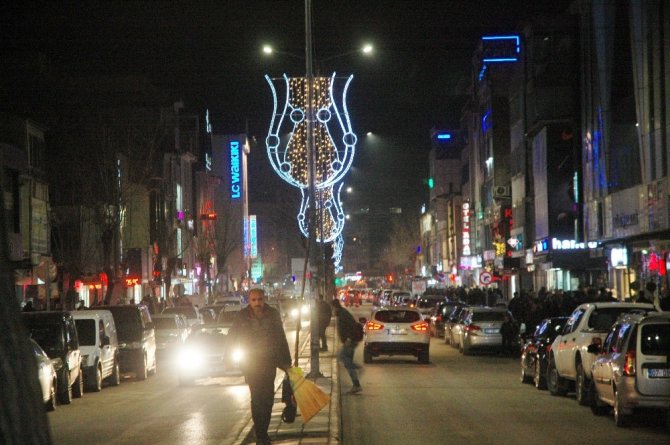 İranlı turistler gündüz alışverişte gece eğlencede