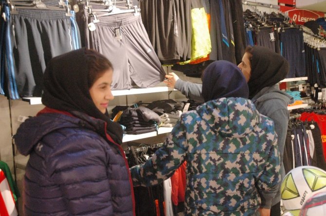 İranlı turistler gündüz alışverişte gece eğlencede