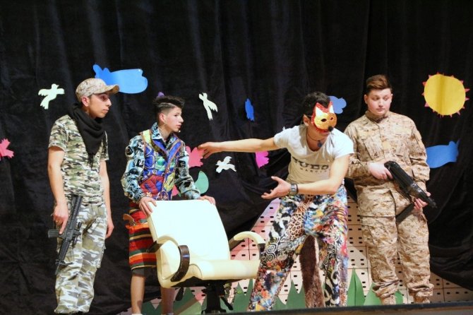 Suriyeli öğrenci topluluğundan tiyatro gösterisi