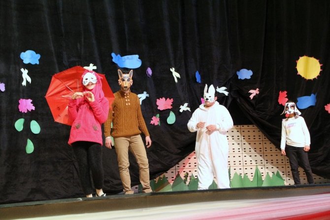 Suriyeli öğrenci topluluğundan tiyatro gösterisi