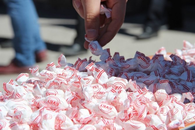 Vatandaşlara ’evet’ için cami çıkışı şeker dağıtıldı