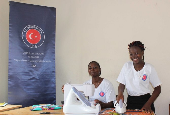 Kamerun’daki Mesleki Eğitim Merkezinde sertifika heyecanı