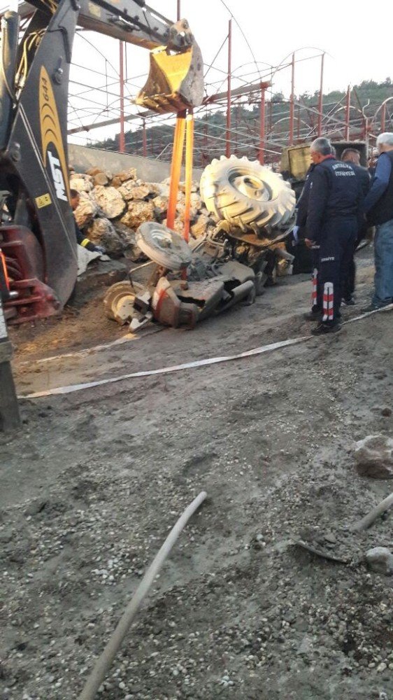 Beton yüklü traktörün altında kalan sürücü öldü
