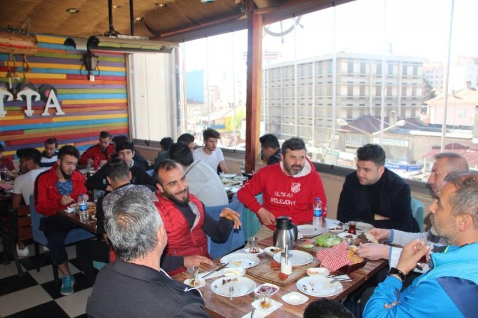 Bilecikspor, Pazaryeri maçı öncesi kahvaltıda bir araya geldi