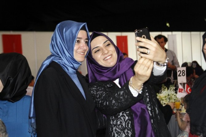 Emine Erdoğan ve Bakan Kaya 15 Temmuz Şehitlerinin aileleriyle buluştu